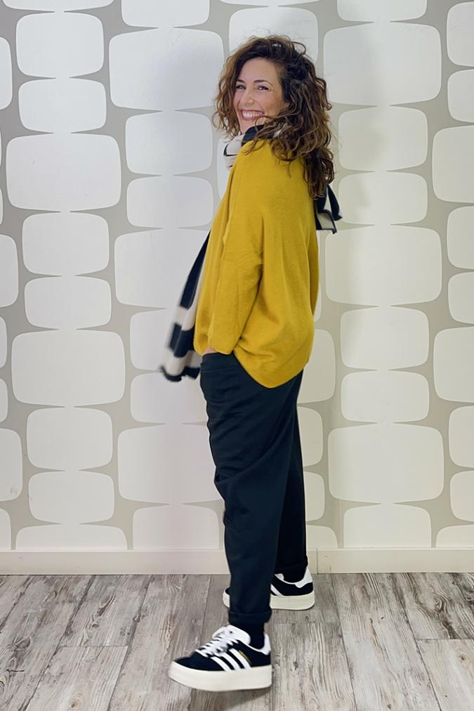 outfit con Maglia Graham ocra, Pantalone Brysha, sciarpa sullivan