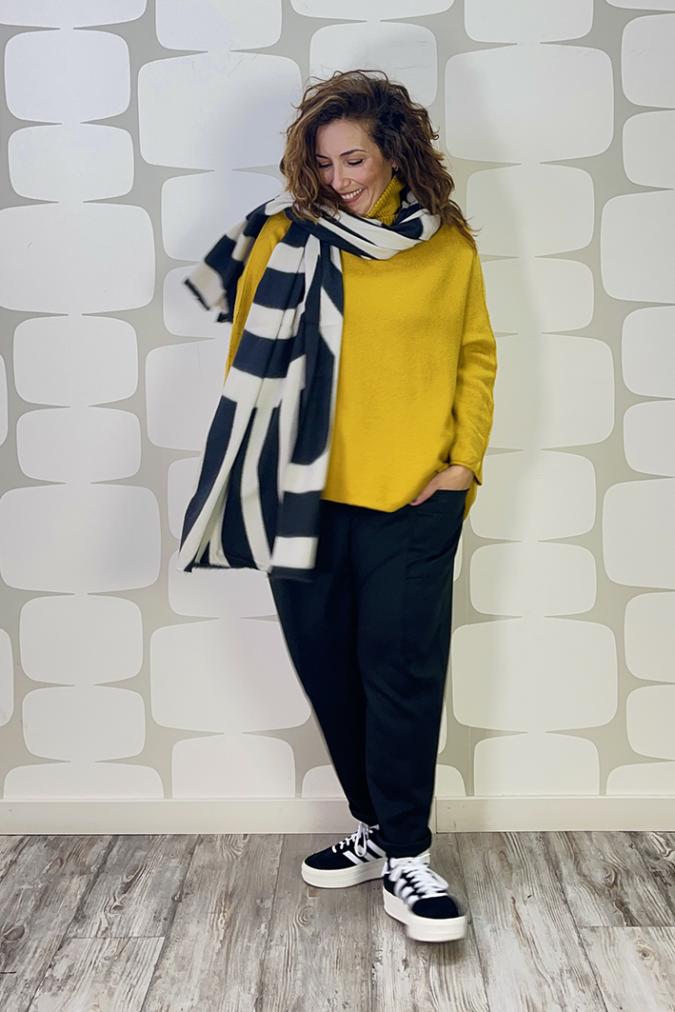 outfit con Maglia Graham ocra, Pantalone Brysha, sciarpa sullivan