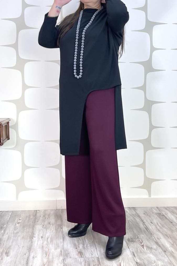Outfit curvy con Maglia Charlotte nera e Pantalone Gregg vino - fabbrica di giuggiole abbigliamento online 