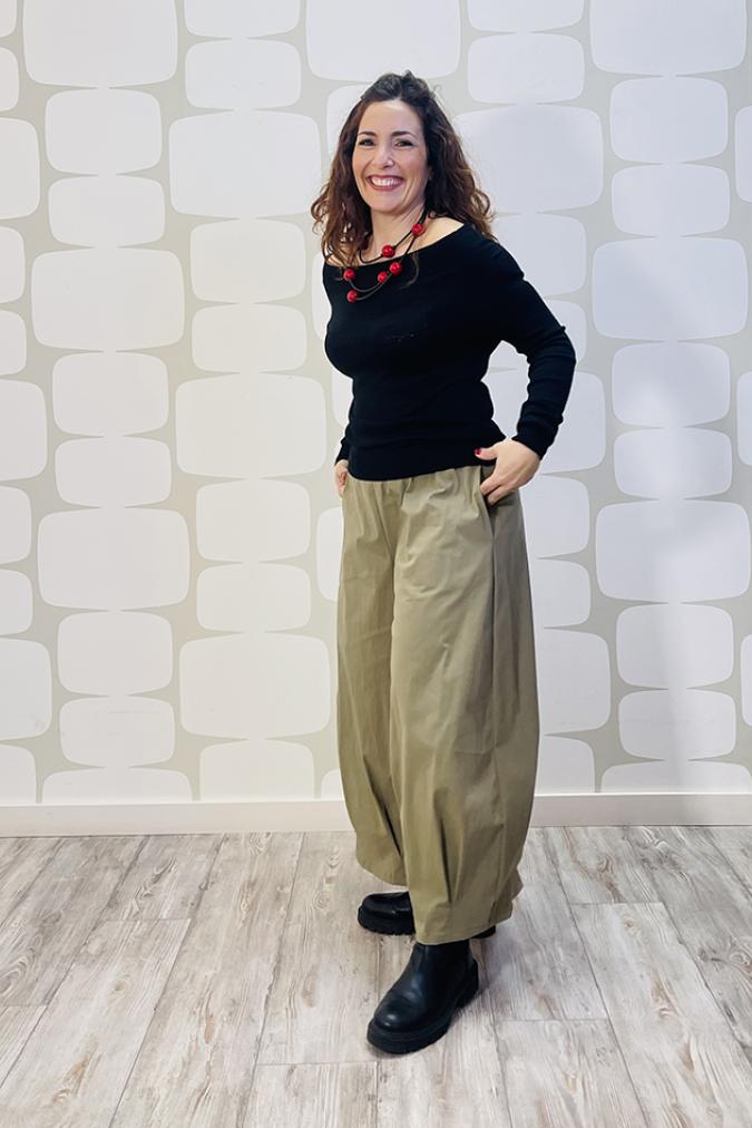 outfit con Maglia Irving nero e Pantalone Akiko verde salva