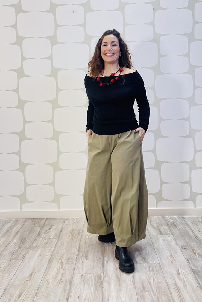 outfit con Maglia Irving nero e Pantalone Akiko verde salva