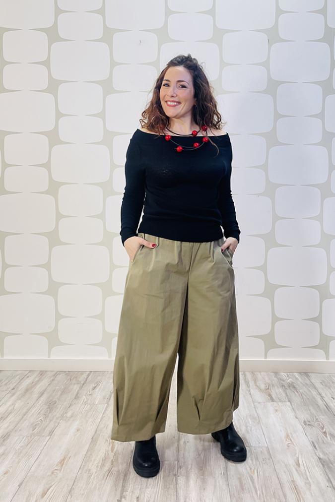 outfit con Maglia Irving nero e Pantalone Akiko verde salva