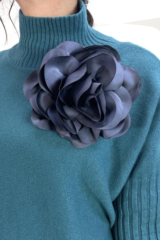 spilla hana a forma di fiore in stoffa color grigio fabbrica di giuggiole