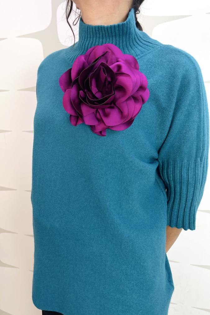 spilla hana a forma di fiore color magenta fabbrica di giuggiole