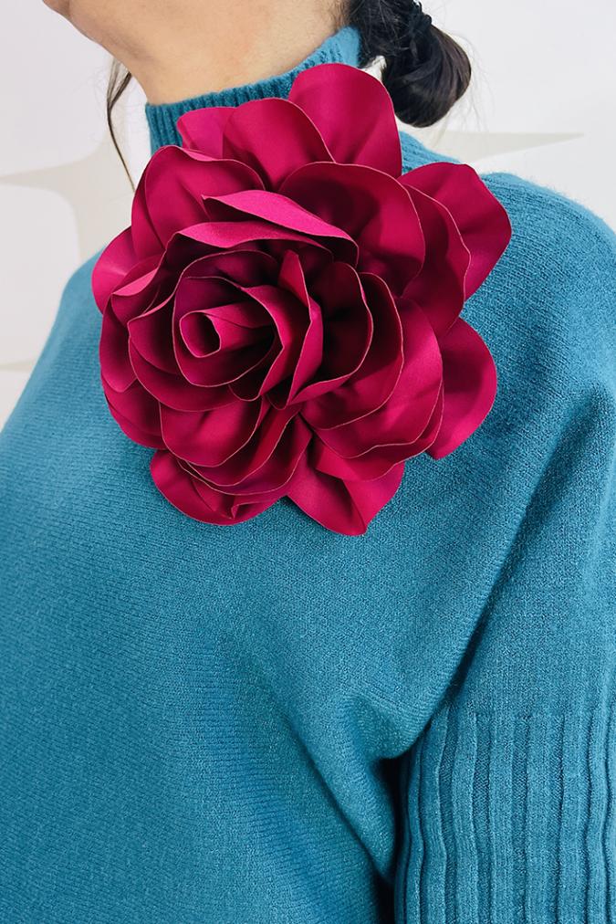 spilla hana a forma di fiore in stoffa color rosso fabbrica di giuggiole