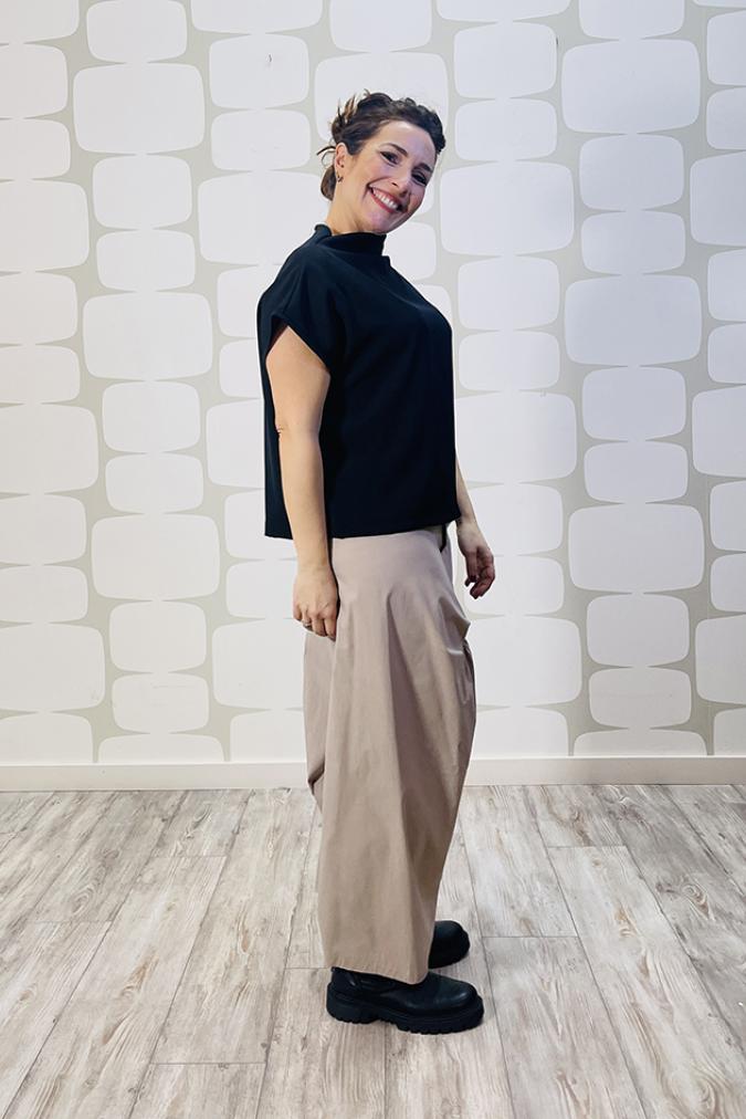 outfit Maglia Harriet nera e Pantalone Mika sabbia