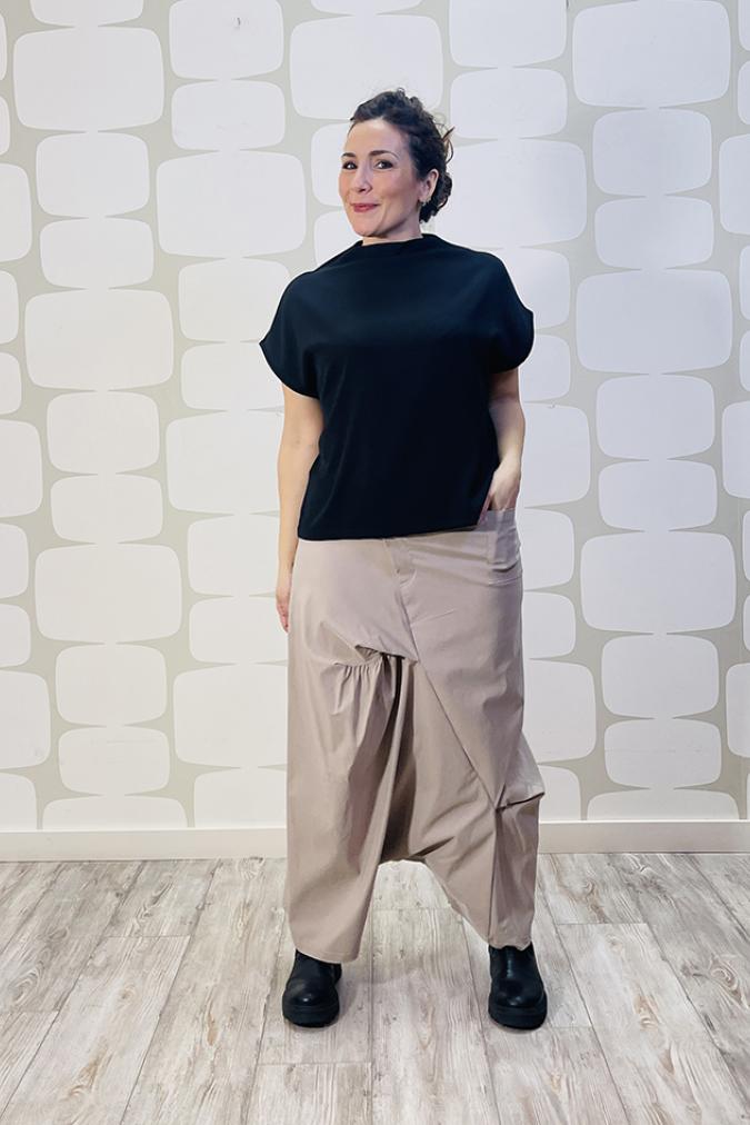 outfit Maglia Harriet nera e Pantalone Mika sabbia