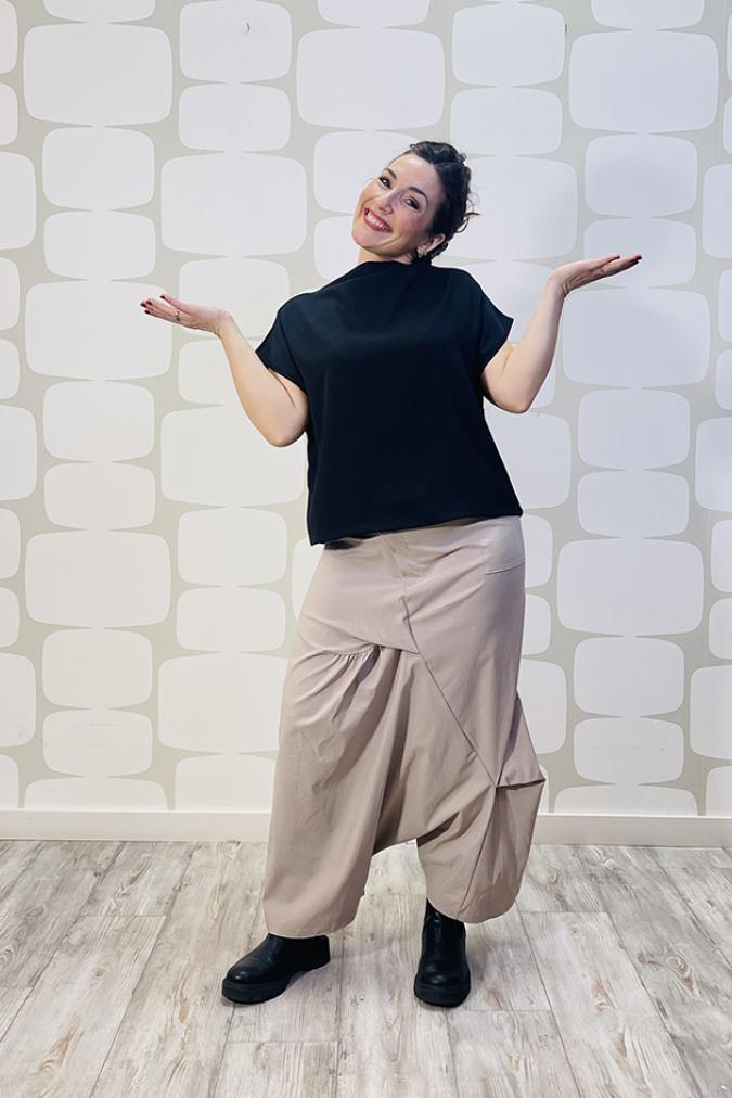 outfit Maglia Harriet nera e Pantalone Mika sabbia