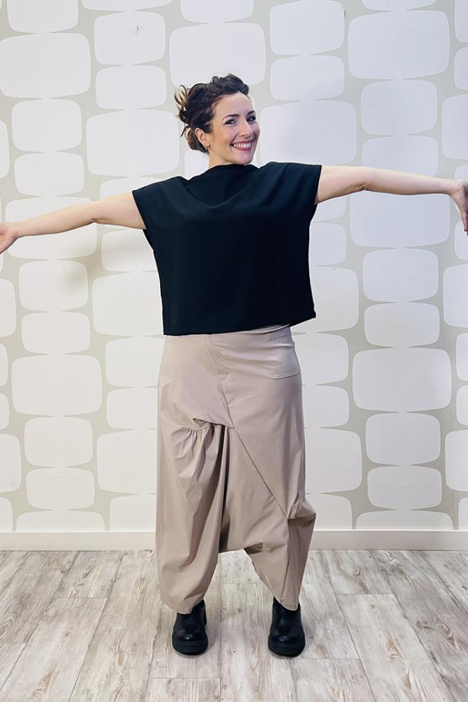 outfit Maglia Harriet nera e Pantalone Mika sabbia