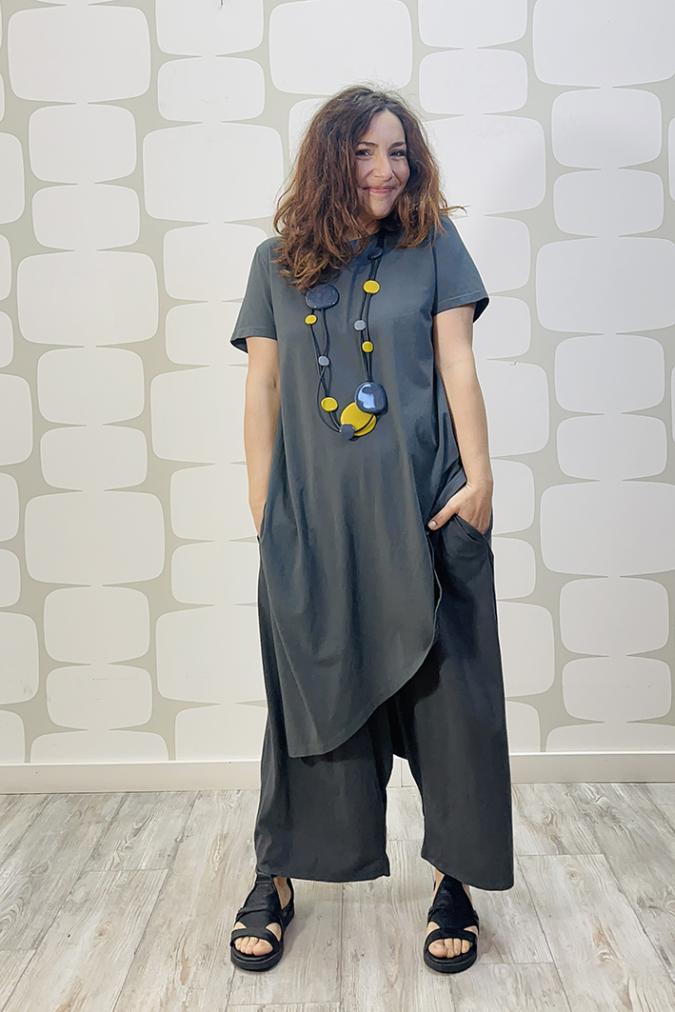 outfit con abito hart grigio e Pantalone bentley grigio