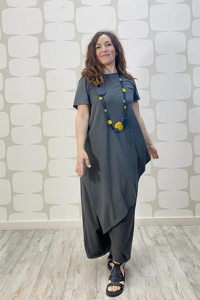 outfit con abito hart grigio e Pantalone bentley grigio