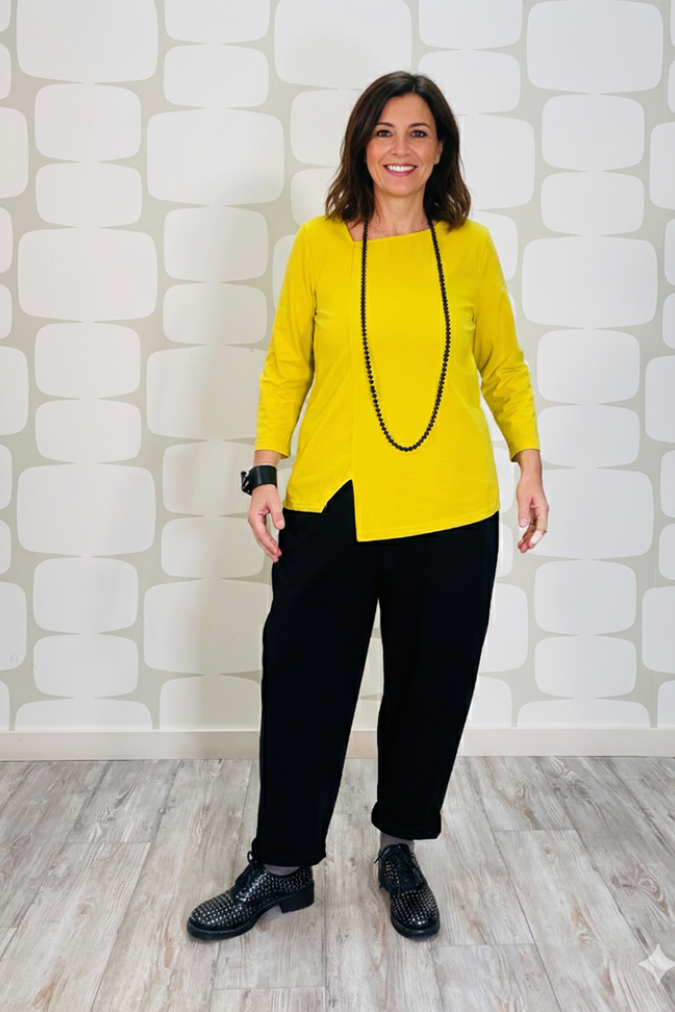outfit con Maglia Hetty gialla e Pantalone Victor nero