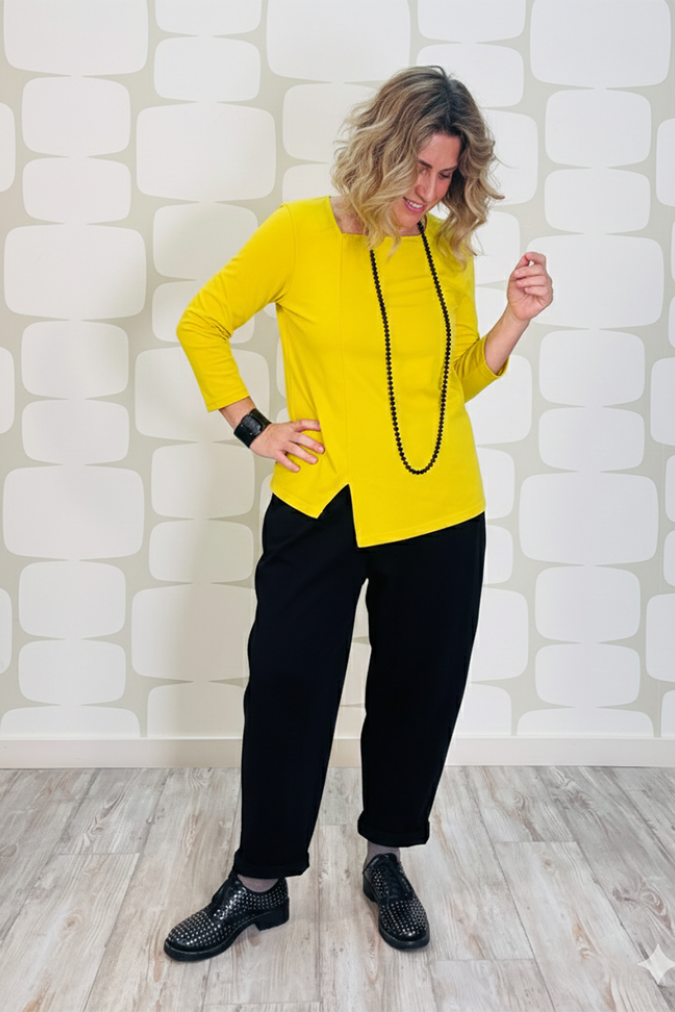 outfit con Maglia Hetty gialla e Pantalone Victor nero