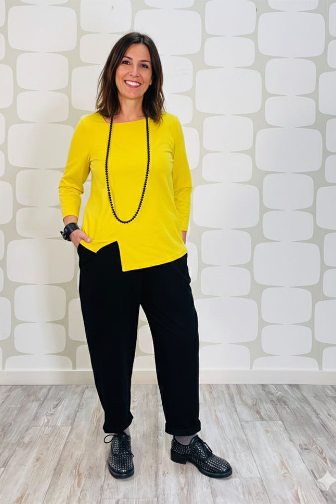 outfit con Maglia Hetty gialla e Pantalone Victor nero