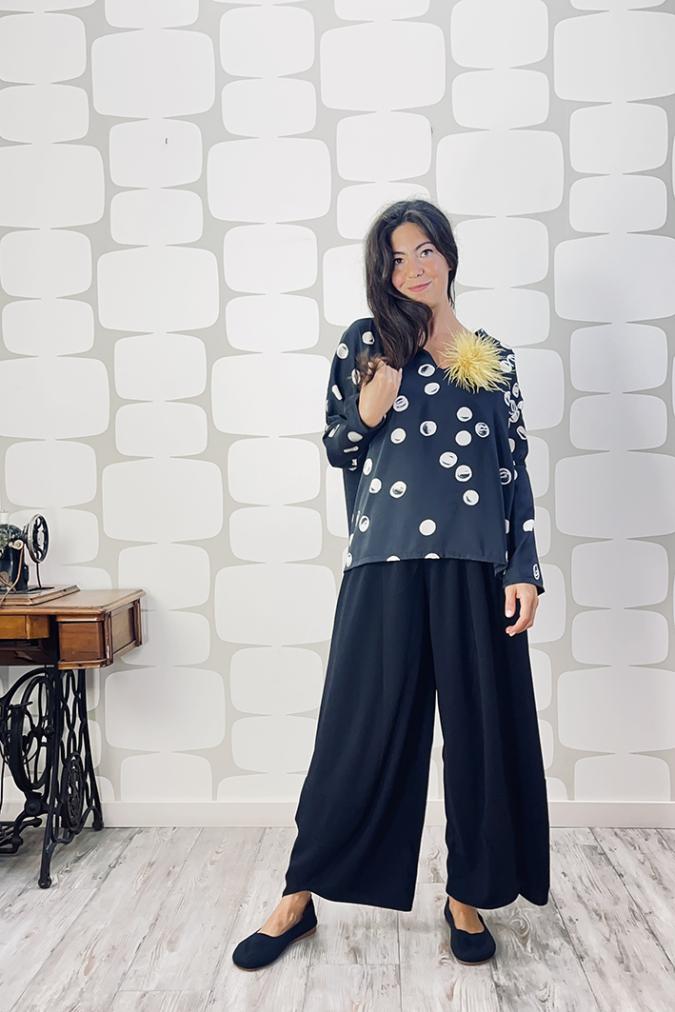 OUTFIT sartoriale con Maglia Hexagon September sartoriale, Pantalone Briques nero sartoriale e spilla soffio gialla