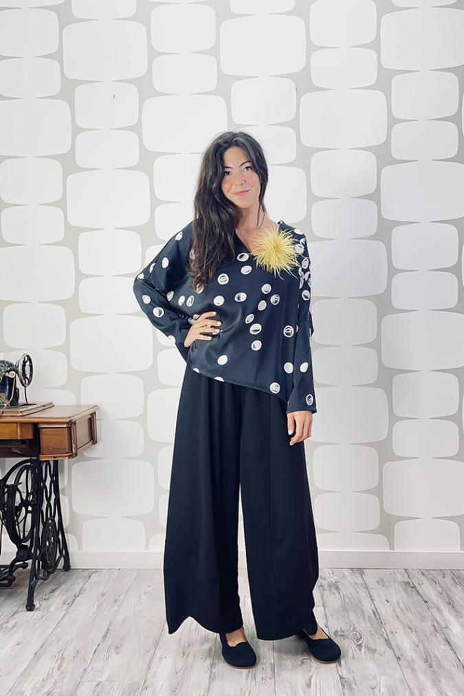 OUTFIT sartoriale con Maglia Hexagon September sartoriale, Pantalone Briques nero sartoriale e spilla soffio gialla