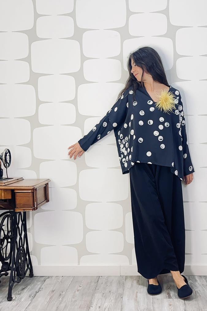 OUTFIT sartoriale con Maglia Hexagon September sartoriale, Pantalone Briques nero sartoriale e spilla soffio gialla