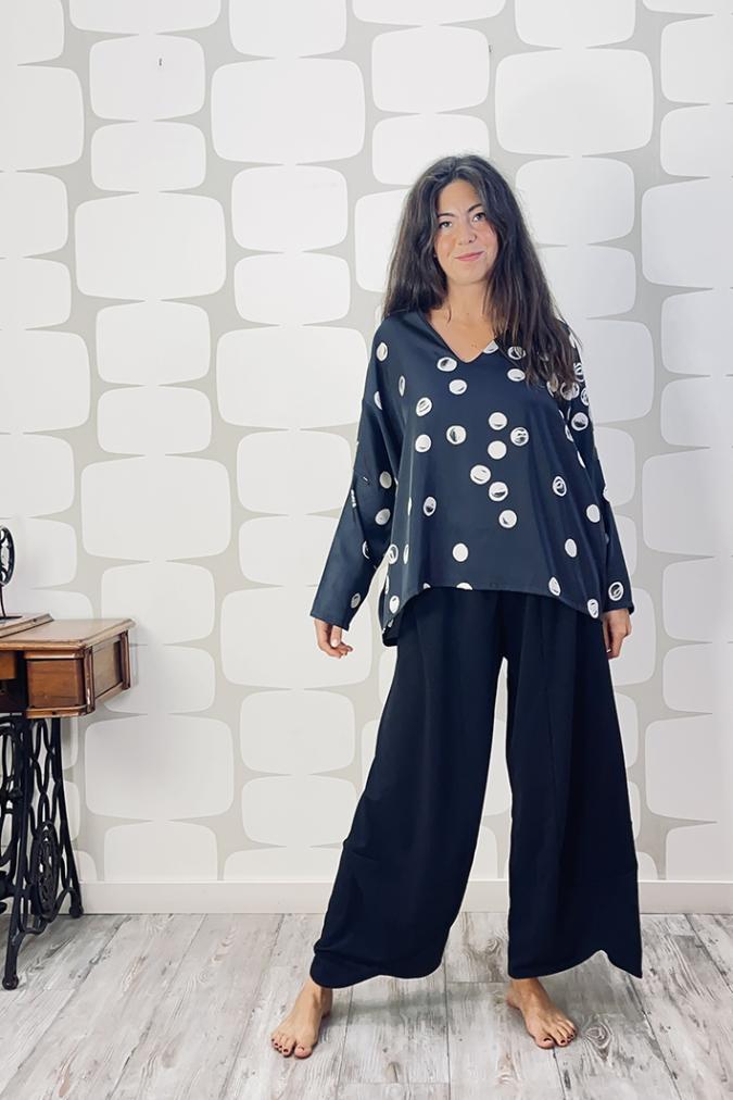 OUTFIT sartoriale con Maglia Hexagon September sartoriale, Pantalone Briques nero sartoriale e spilla soffio gialla