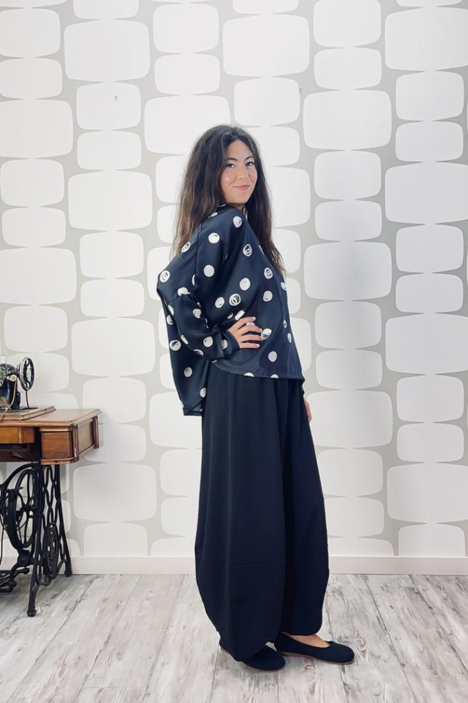 OUTFIT sartoriale con Maglia Hexagon September sartoriale, Pantalone Briques nero sartoriale e spilla soffio gialla