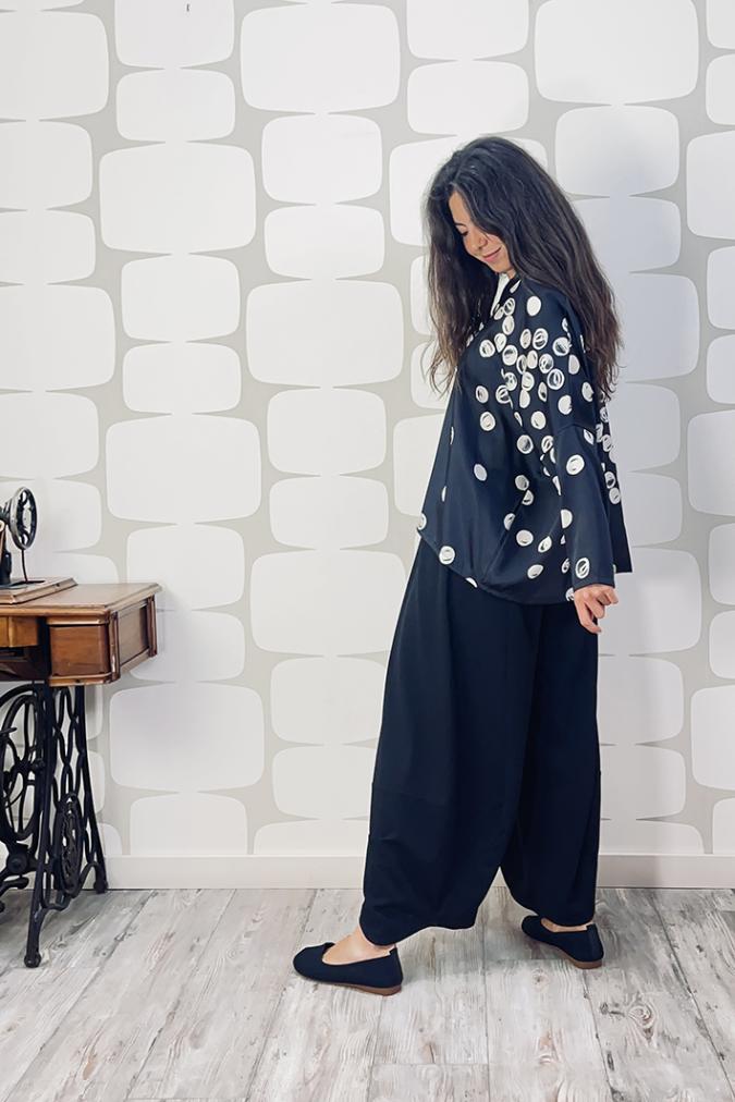 OUTFIT sartoriale con Maglia Hexagon September sartoriale, Pantalone Briques nero sartoriale e spilla soffio gialla