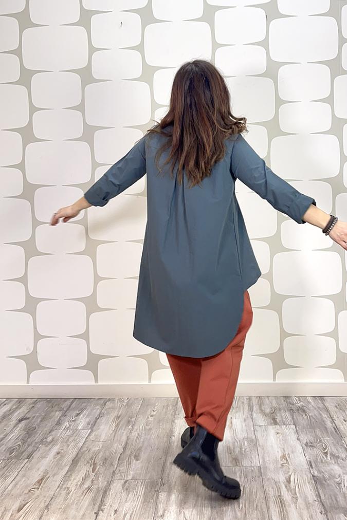 outfit con Maglia Hikari grigio, canotta sartoriale a riga larga grigio e nero e Pantalone Niji coccio