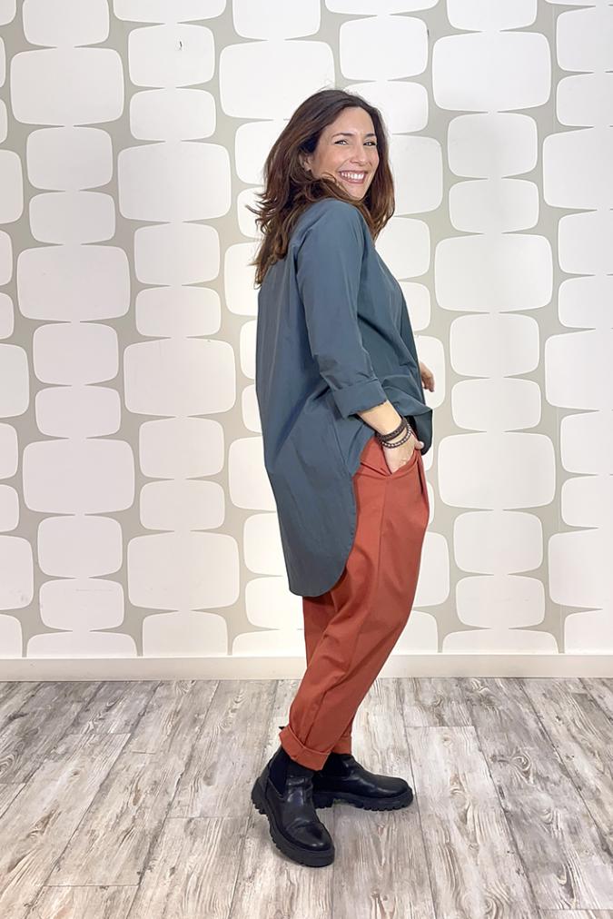 outfit con Maglia Hikari grigio, canotta sartoriale a riga larga grigio e nero e Pantalone Niji coccio