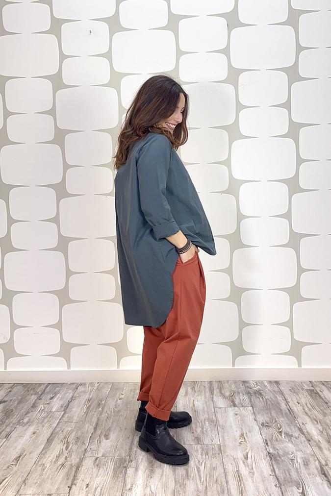 outfit con Maglia Hikari grigio, canotta sartoriale a riga larga grigio e nero e Pantalone Niji coccio