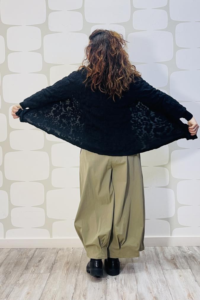 outfit con Maglia Irving nero e Pantalone Akiko verde salva