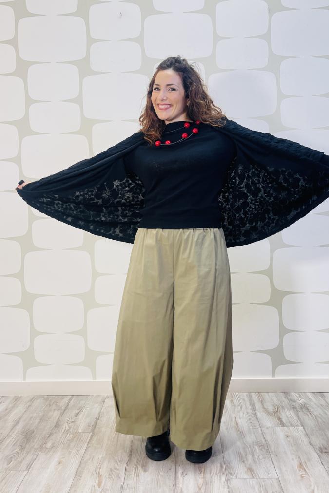 outfit con Maglia Irving nero e Pantalone Akiko verde salva