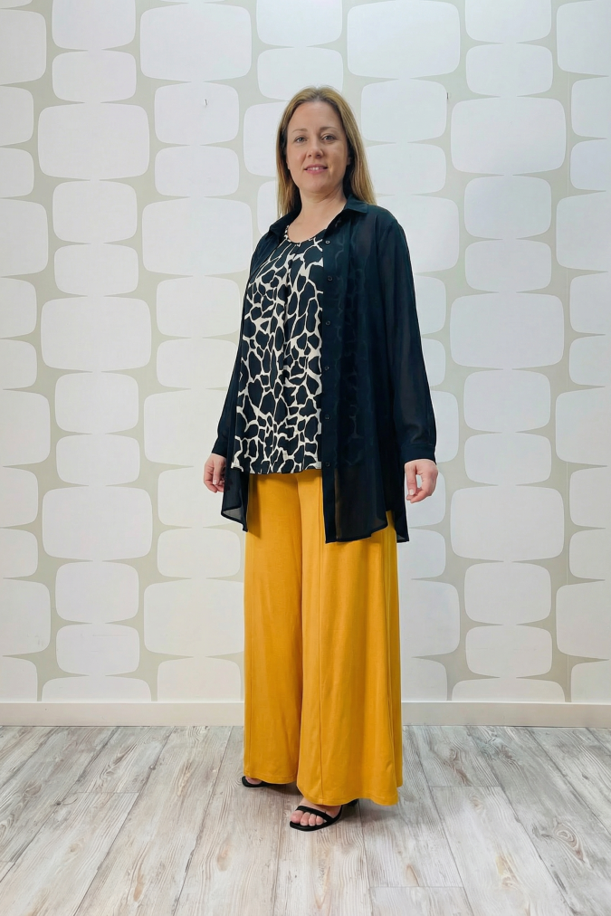 outfit curvy con Canotta Chrissy, camicia suzie e Pantalone Holland ocra