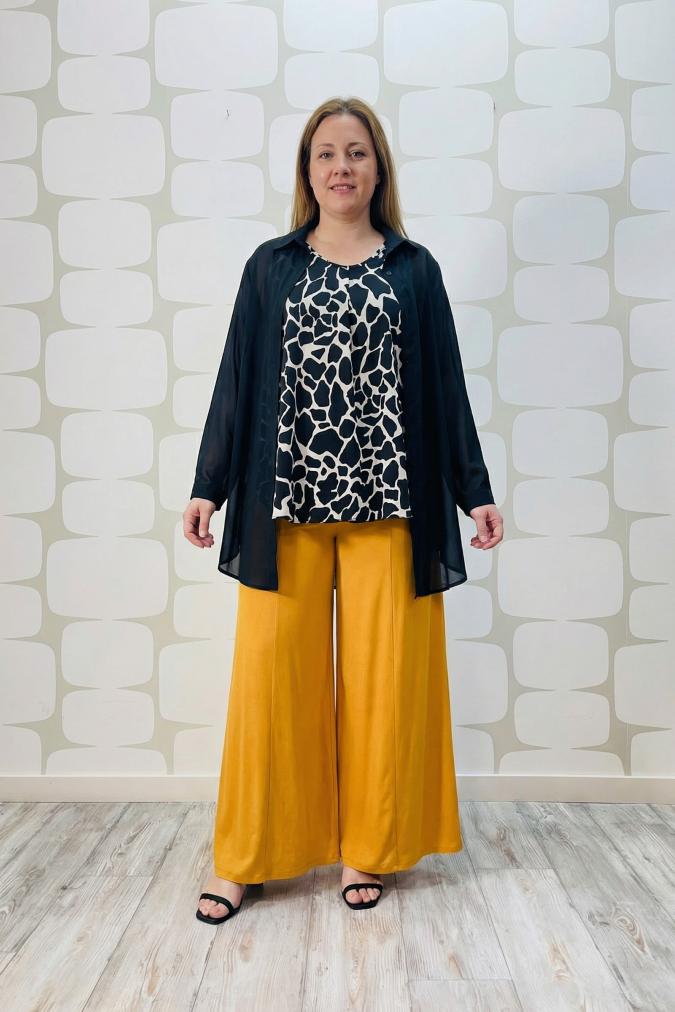 outfit curvy con Canotta Chrissy, camicia suzie e Pantalone Holland ocra