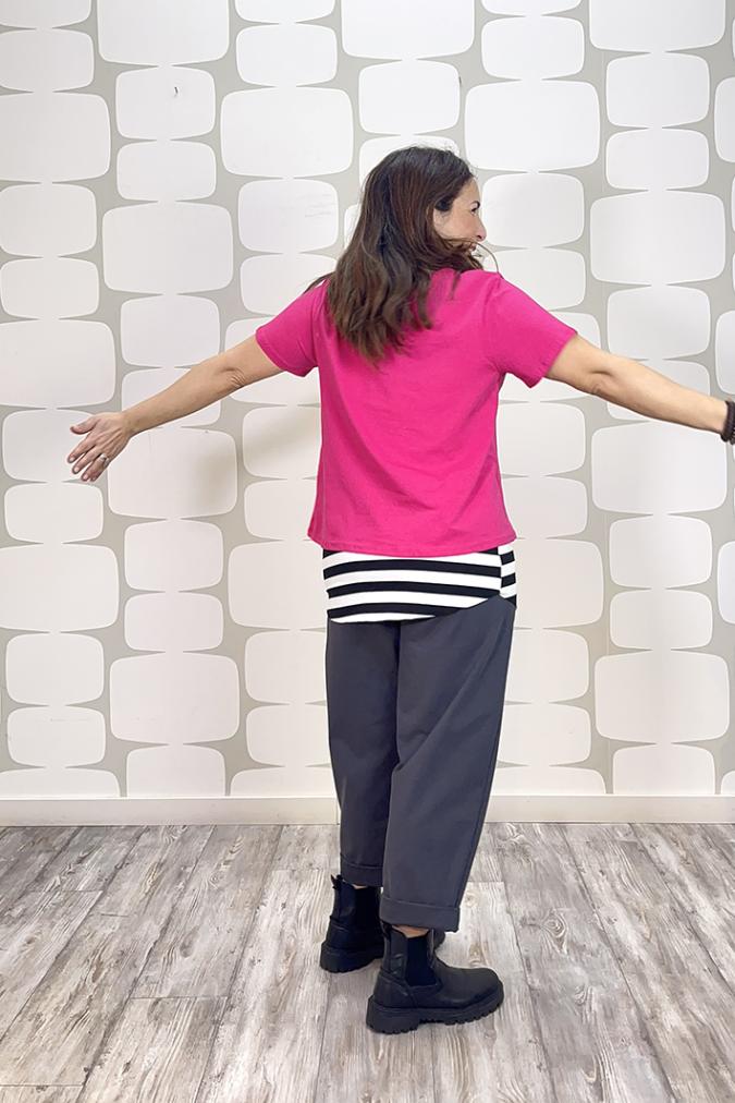 outfit con Maglia Ichigo fucsia, canotta a riga larga bianco e nero sartoriale e Pantalone Ema grigio