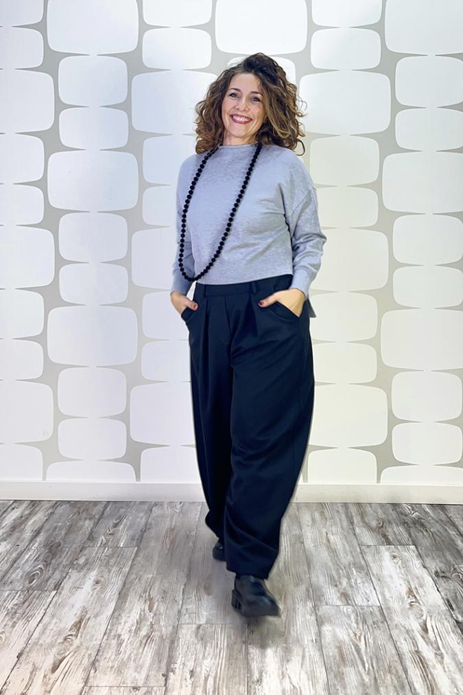 outfit con Maglia Ippolita grigia, Pantalone Goneril nero - fabbrica di giuggiole
