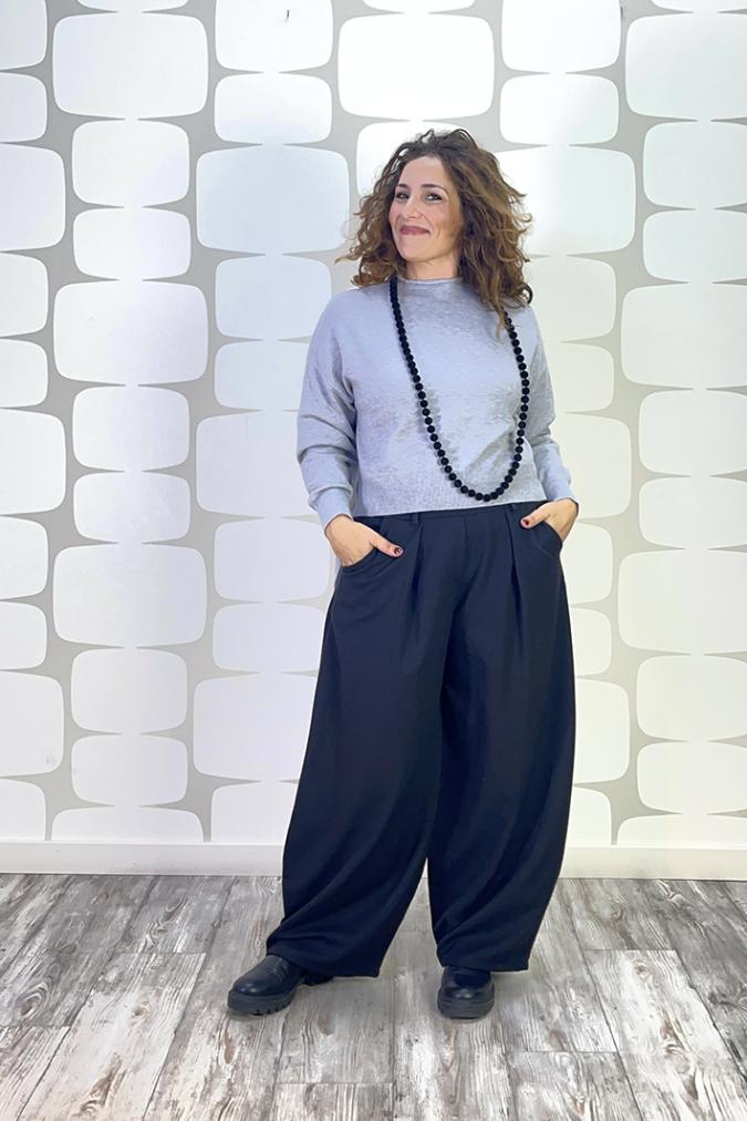 outfit con Maglia Ippolita grigia, Pantalone Goneril nero - fabbrica di giuggiole