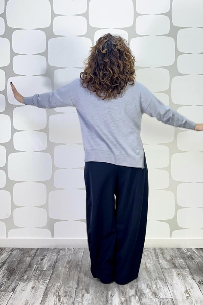 outfit con Maglia Ippolita grigia, Pantalone Goneril nero - fabbrica di giuggiole