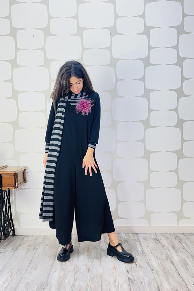 OUTFIT sartoriale Tuta Istanbul in crepe sartoriale nera, Sciarpone Stripes grigio nero sartoriale