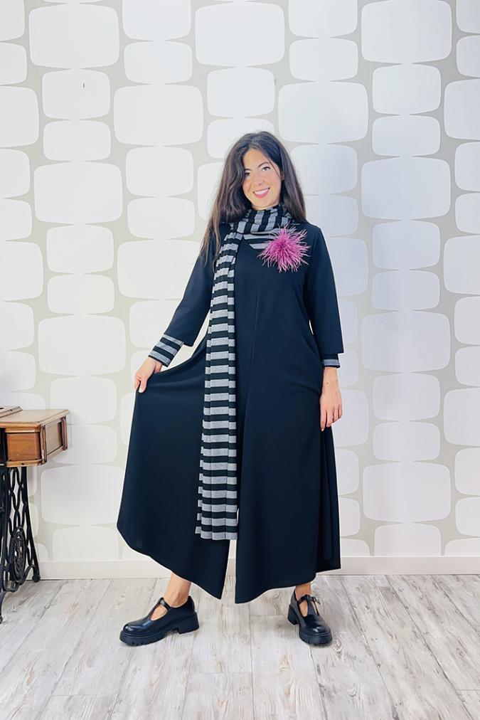 OUTFIT sartoriale Tuta Istanbul in crepe sartoriale nera, Sciarpone Stripes grigio nero sartoriale