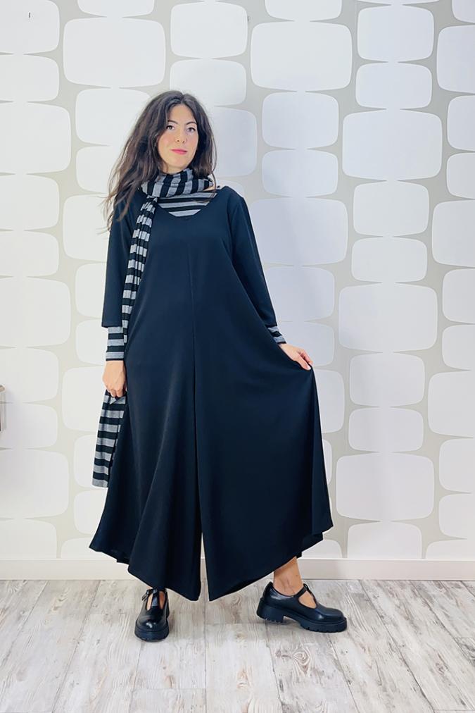 OUTFIT sartoriale Tuta Istanbul in crepe sartoriale nera, Sciarpone Stripes grigio nero sartoriale