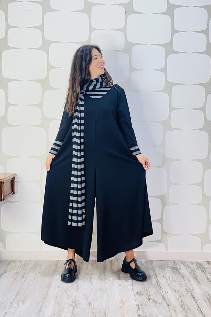 OUTFIT sartoriale Tuta Istanbul in crepe sartoriale nera, Sciarpone Stripes grigio nero sartoriale