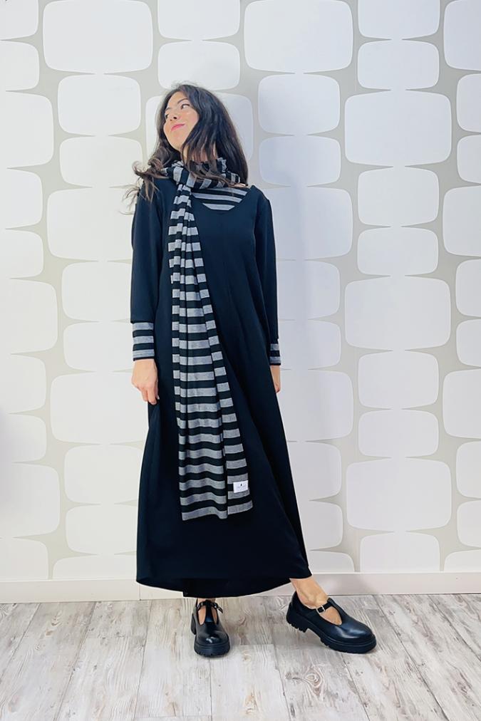 OUTFIT sartoriale Tuta Istanbul in crepe sartoriale nera, Sciarpone Stripes grigio nero sartoriale