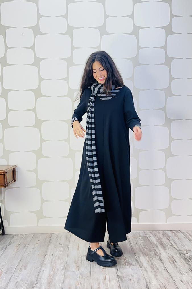 OUTFIT sartoriale Tuta Istanbul in crepe sartoriale nera, Sciarpone Stripes grigio nero sartoriale