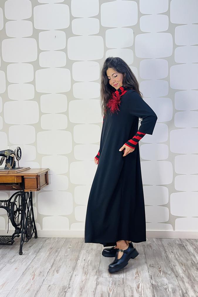 OUTFIT sartoriale Tuta Istanbul in crepe sartoriale nera, Sciarpone Stripes rosso nero sartoriale