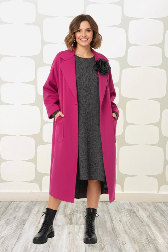 outfit fabbrica di giuggiole con Abito Jacob melange marrone, Cappotto Tess fucsia, spilla hana grigio