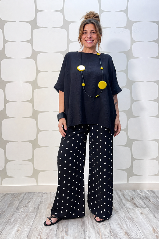 outfit con Blusa Mace nero e Pantalone Jaina nero a pois bianchi