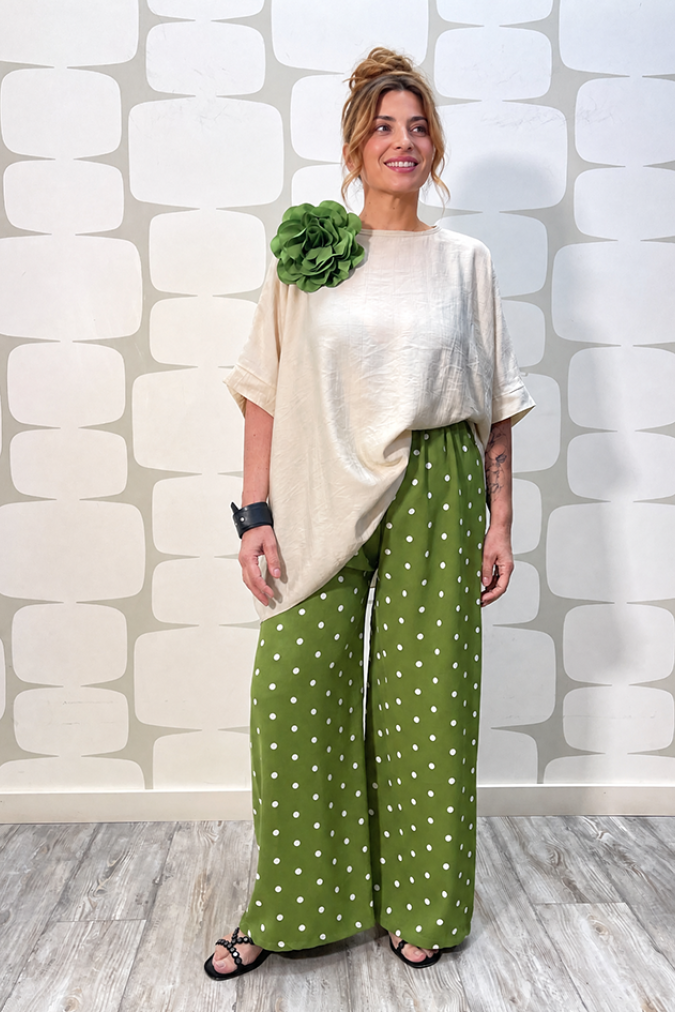 outfit con Blusa Mace panna e Pantalone Jaina verde a pois bianchi