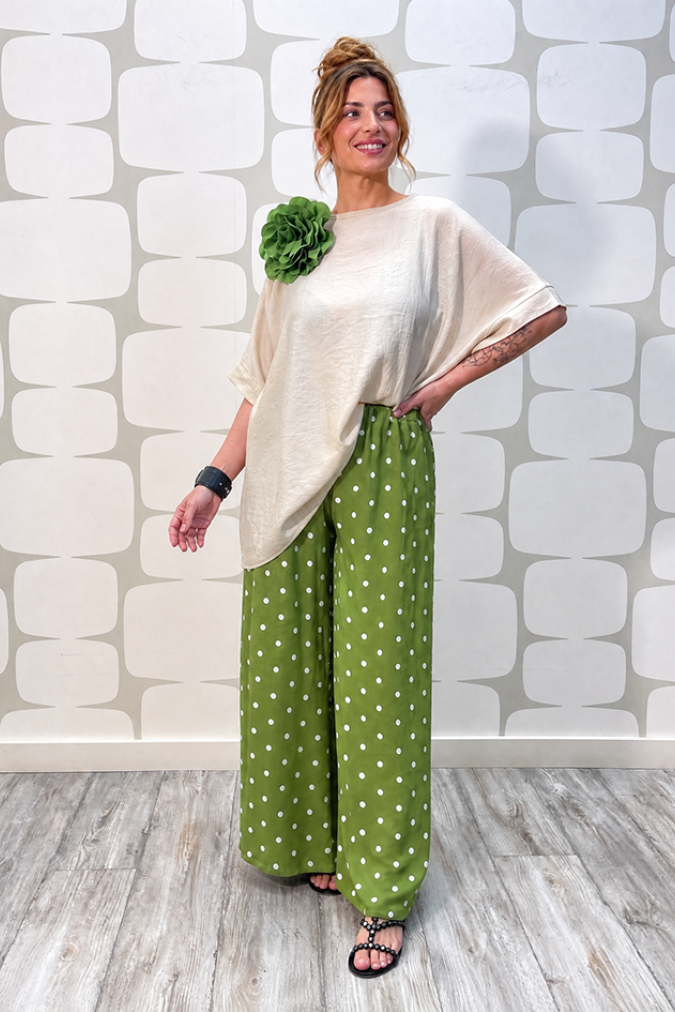 outfit con Blusa Mace panna e Pantalone Jaina verde a pois bianchi
