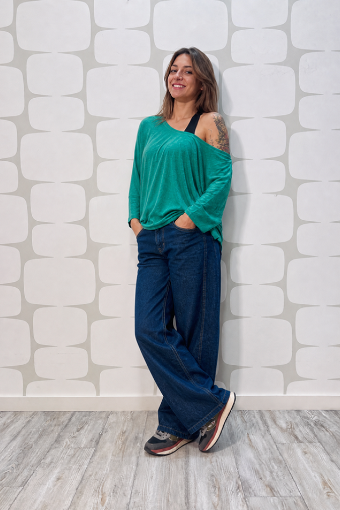 outfit con Maglia Bannister verde, canotta color block sartoriale blu e Jeans Janice