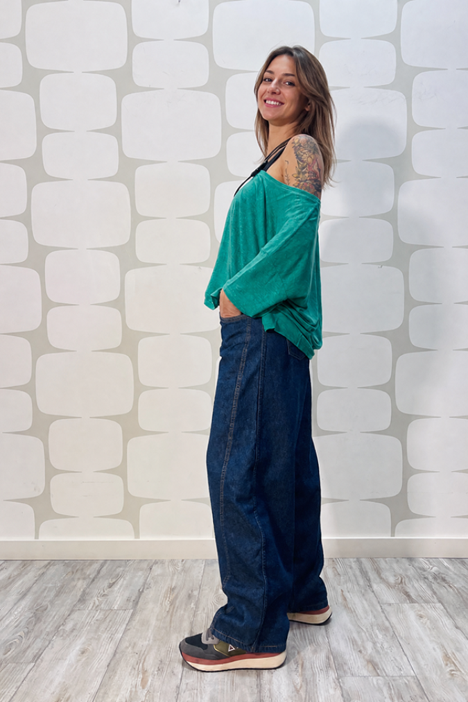 outfit con Maglia Bannister verde, canotta color block sartoriale blu e Jeans Janice