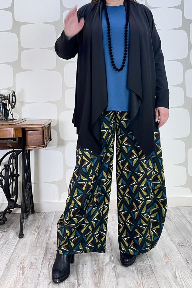 outfit curvy Cardigan Jill nero, Maglia Danika nera, Pantalone Mursten sartoriale a fantasia - fabbrica di giuggiole abbigliamento femminile