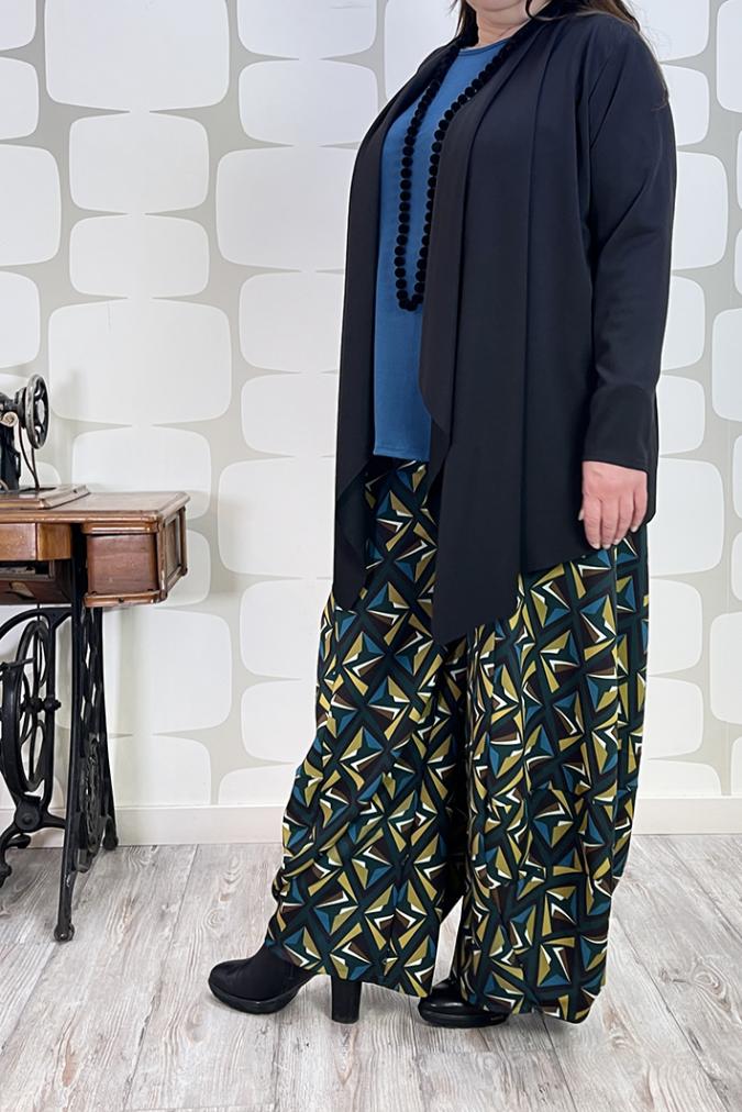 outfit curvy Cardigan Jill nero, Maglia Danika nera, Pantalone Mursten sartoriale a fantasia - fabbrica di giuggiole abbigliamento femminile